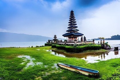 North Bali Tour - Visiting Rice Terrace, Lake, Waterfall, Temple and Hot Sp...