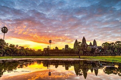 Siem Reap: Angkor Sunrise Tour by Bike with Breakfast & Lunch