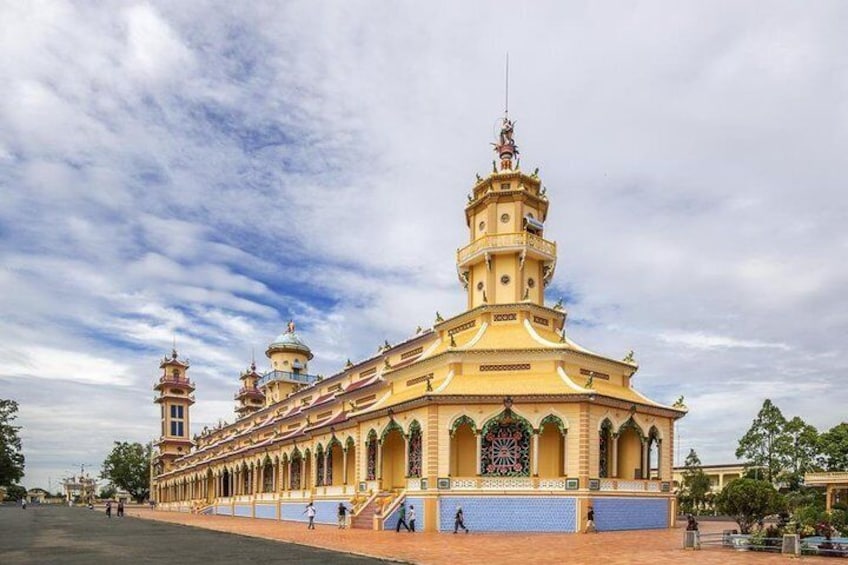 Cao Dai Temple - Cu Chi Tunnels 1 Day Tour