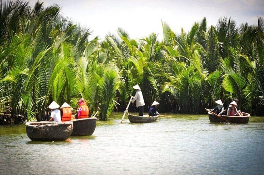 Hoi An daily group tour including Tra Que village & Basket boat 