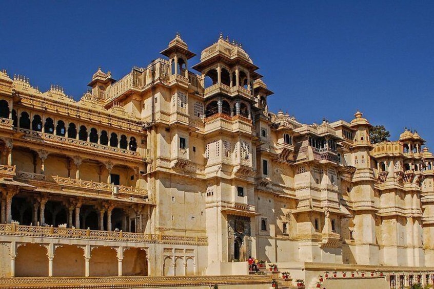 Highlights of Udaipur (Guided Half-Day Car Tour)