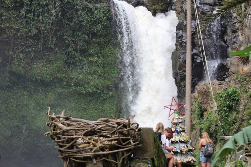 Tegenungan waterfall