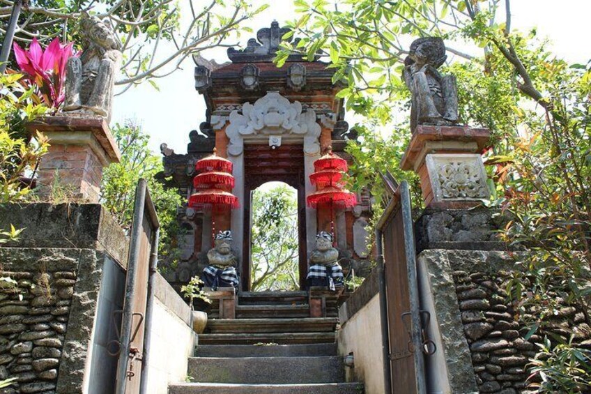 cooking class conduct at the Balinese house compound 