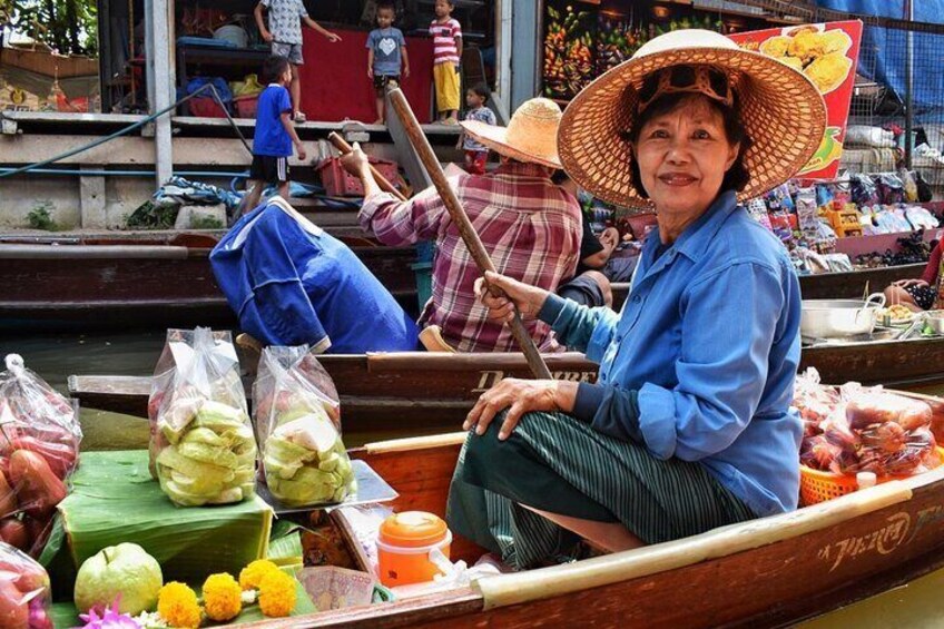 Its colourful market environment is not limited to the narrow canals, but this attraction provides the ultimate opportunity to buy Thai products from floating stores on small boats. 