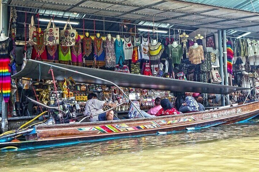 Its colourful market environment is not limited to the narrow canals, but this attraction provides the ultimate opportunity to buy Thai products from floating stores on small boats. 