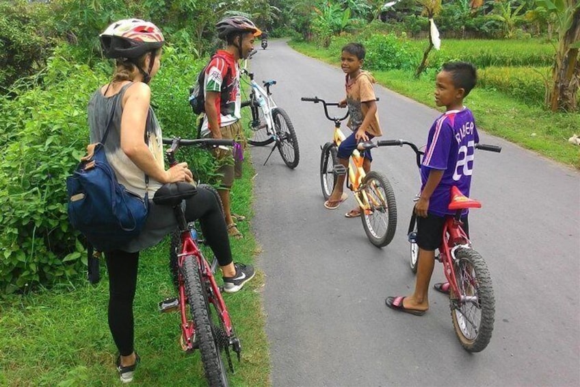 Lombok Cycling Tour: Tempos Rice Field, Hand Weaving Village & Pengsong Temple