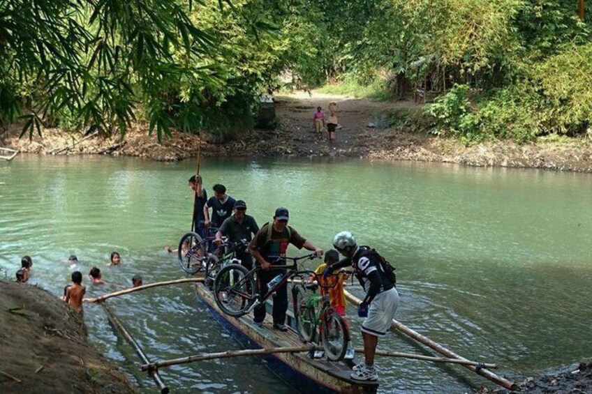 Lombok Cycling Tour: Tempos Rice Field, Hand Weaving Village & Pengsong Temple