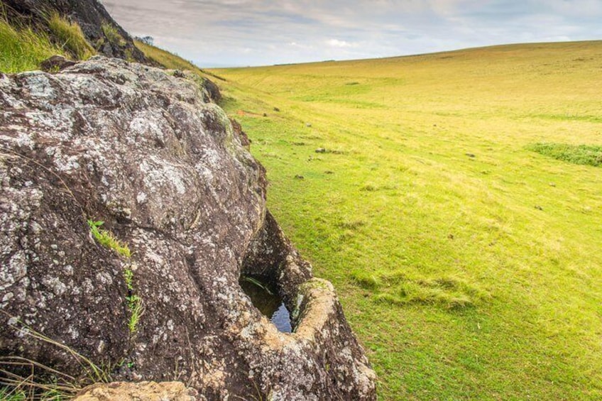 Vai a Heva, a face carved in the rock around a hole to collect water.