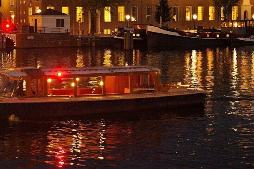 Saloon boat with sliding windows, a sunroof and open aft deck 