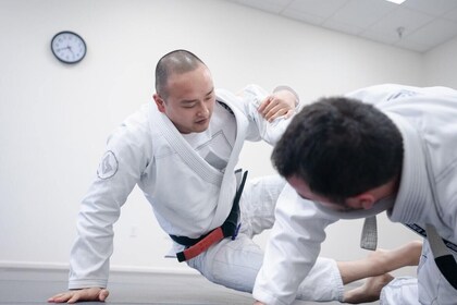 Grupplektion i Jiu Jitsu full av roliga stridstekniker