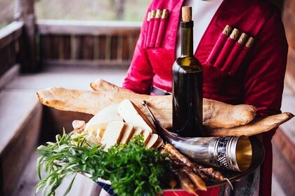 Fiesta tradicional georgiana con espectáculo folclórico