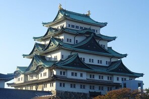 Walking tour: Nagoya castle and its surroundings.