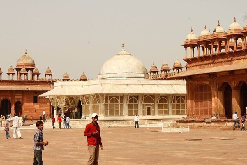 Private Transfer Agra To Jaipur Via Fatehpur Sikri & Chand Baori, Step Well