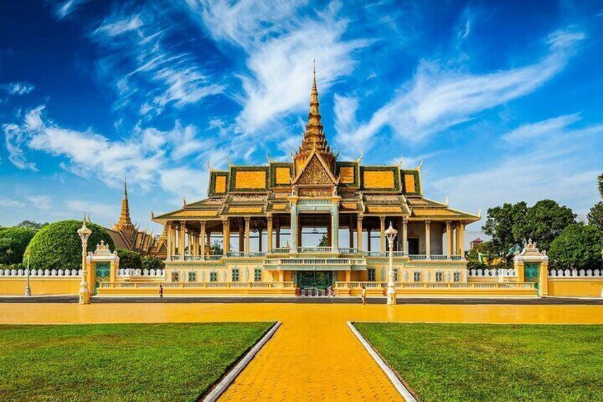 4 Days Private Guide Tour Phnom Penh to Siem Reap included domestic flight
