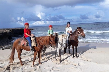 Recorrido a caballo por Aruba hasta la cala de Urirama