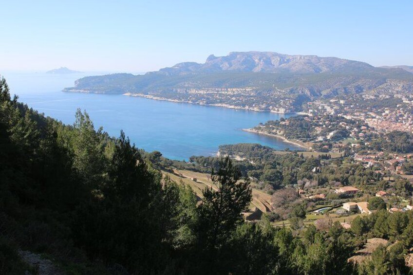 Cassis pebbly beaches, calanques, limestone cliffs and driving the spectacular scenic Route des Crêtes along the clifftops to Cap Canaille