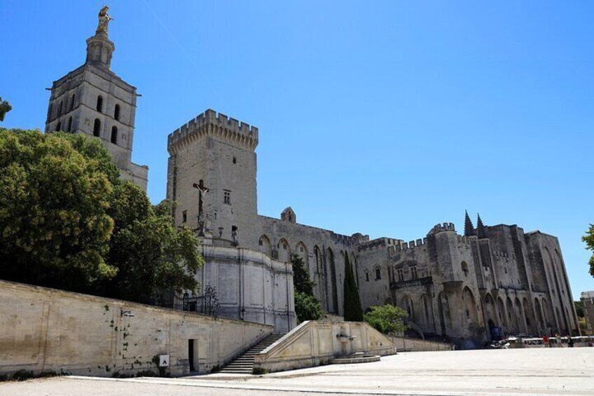 Avignon and the inspirational villages of the Vauclause - L'Isle sur la Sorgue, Fontaine de Vaucluse, bric-a-brac, antiques & renaissance frescos