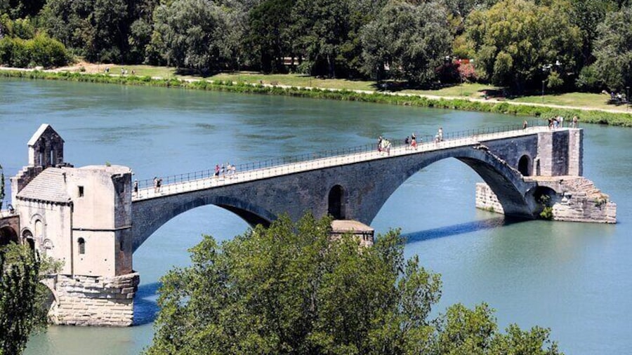 Avignon and the inspirational villages of the Vauclause - L'Isle sur la Sorgue, Fontaine de Vaucluse, bric-a-brac, antiques & renaissance frescos