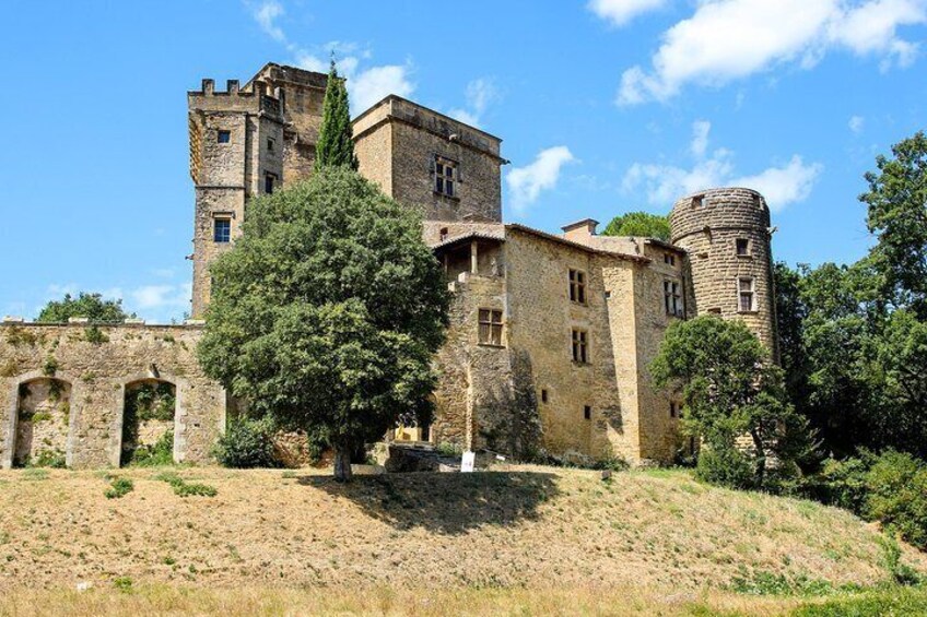 The most fascinating, magical and culturally intriguing hilltop villages of the Luberon from Gordes, Menerbes & Lacoste to Lourmarin. 