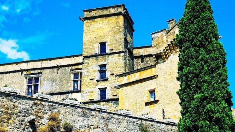 The most fascinating, magical and culturally intriguing hilltop villages of the Luberon from Gordes, Menerbes & Lacoste to Lourmarin.