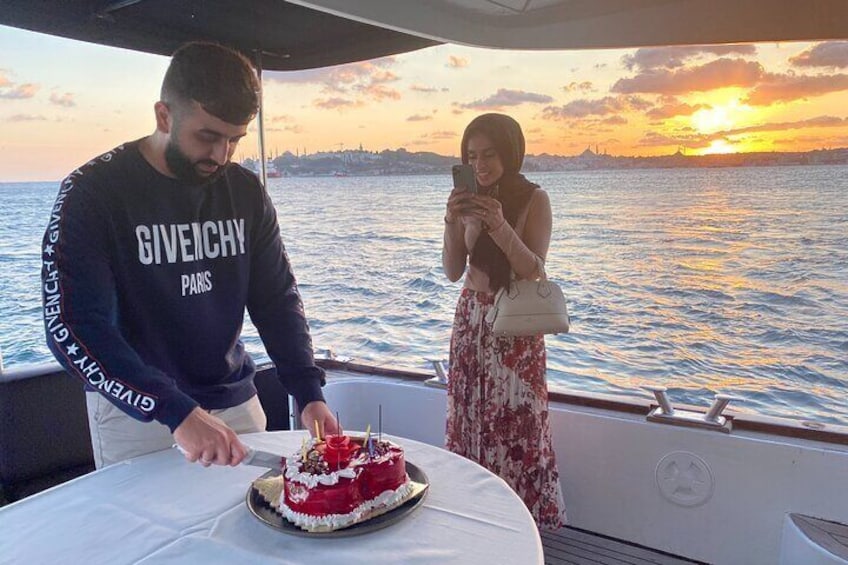 Sunset Cruise on Luxury Yacht Istanbul Bosphorus