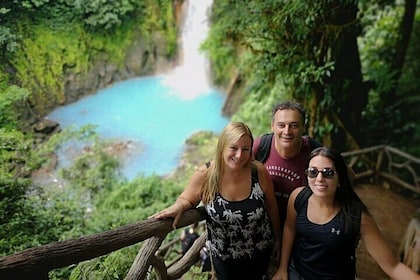 Rio Celeste vattenfall vid vulkanen Tenorio och titta på sengångare från Sa...