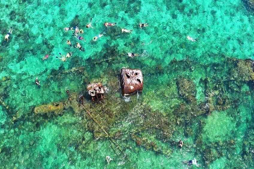 Snorkeling over Roatan shipwreck