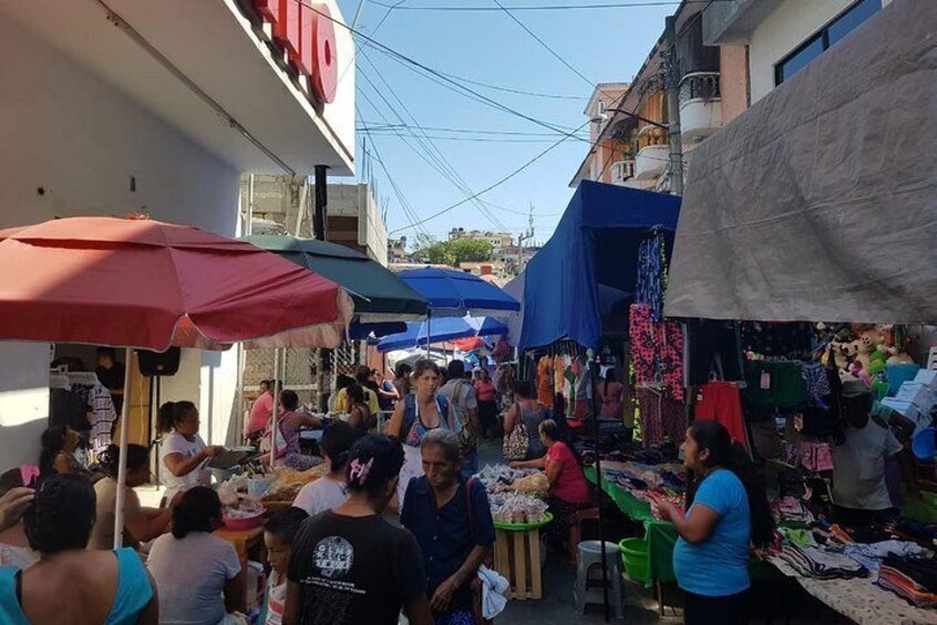 Pochutla Market, authentic day. HT