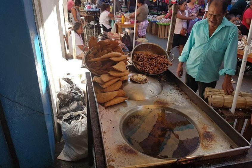 Pochutla Market, authentic day. HT