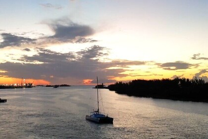 Navegación al atardecer en las Bahamas y cena con vistas espectaculares