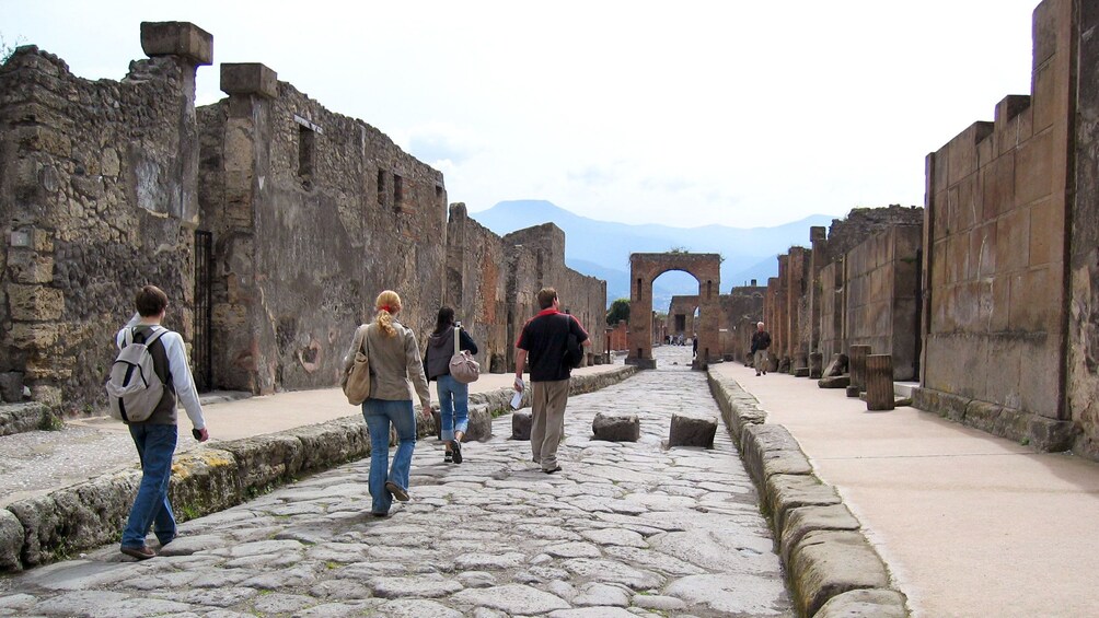 Foto 5 van 15. A tour group exploring the ancient ruins of Pompeii.