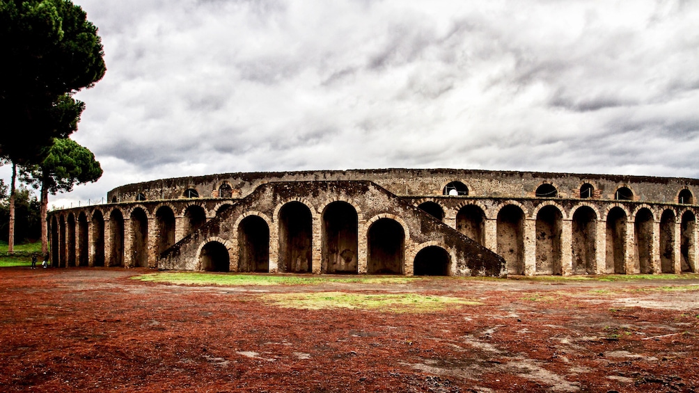 Foto 4 van 15. Landscape photo of the exterior of an amphitheater in Pompeii.