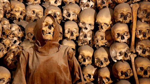 Visita a las criptas y catacumbas originales, con Capilla de los Huesos 