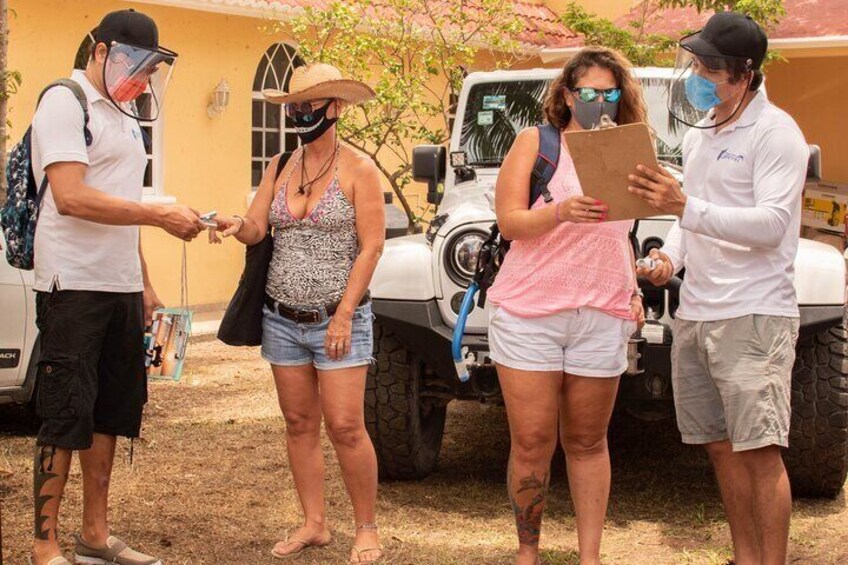 Cozumel Private Jeep Tour with Snorkeling Experience and Lunch