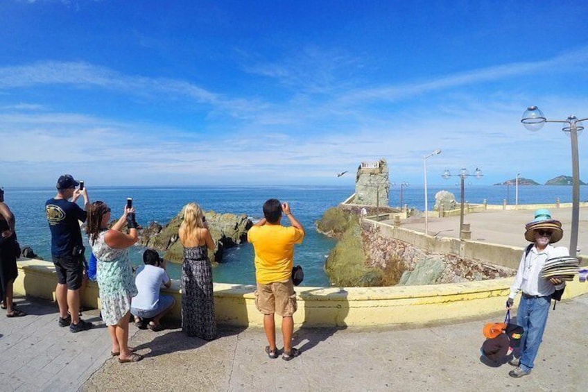 Cliff Divers
