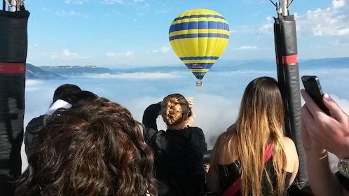 Fahrt mit dem Heißluftballon mit optionaler Abholung in Barcelona