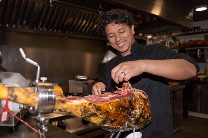 Goûtez à Barcelone : Marche en petit visite de groupe avec Tapas, Vin et Ve...