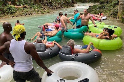 Kombi-Tour: Blue Hole und Fluss-Tubing ab Ocho Rios