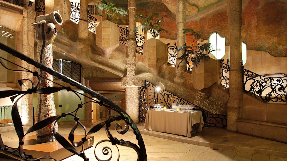 Öppna foto 5 av 5. iron work and stair case inside Casa Milà in Barcellona