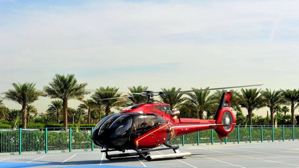 Apri foto 3 di 5. helicopter on landing pad in Dubai
