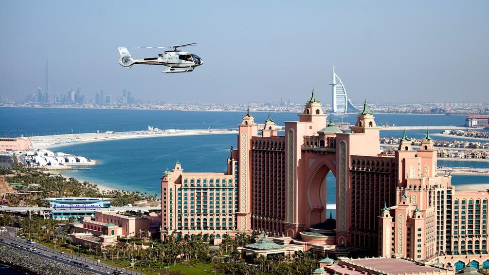 Apri foto 4 di 5. Helicopter flying above Atlantis hotel in Dubai