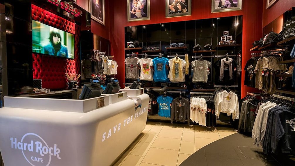 Öppna foto 3 av 10. gift store at Hard Rock Cafe in Barcelona