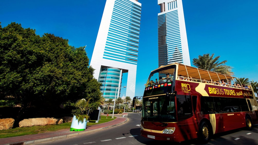 Foto 5 von 9 laden passengers aboard double deck tour bus in Dubai