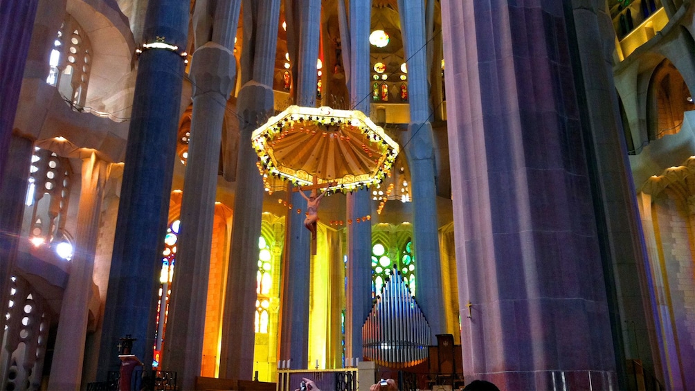 Öppna foto 3 av 8. pillars and chandelier at Sagrada Família church in Barcelona