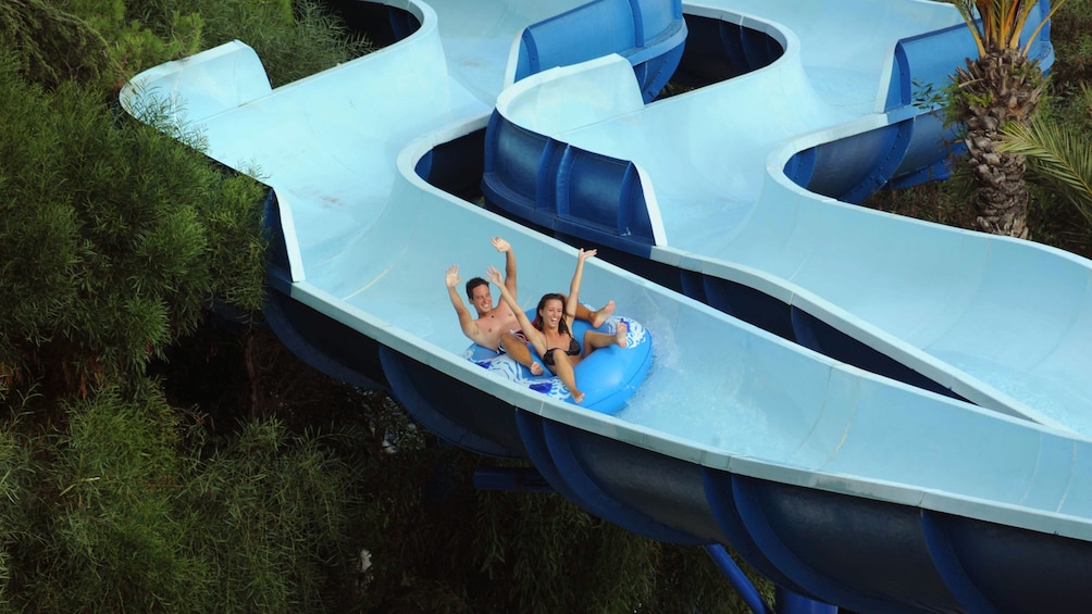 Foto 5 von 5 laden man and woman sliding down water slide in Barcelona