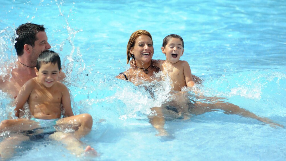 Foto 4 von 5 laden man and woman with children in swimming pool in Barcelona