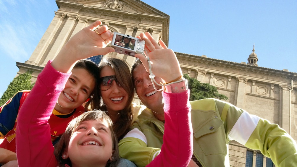 Foto 1 von 9 laden young boy taking selfie with family in Barcelona