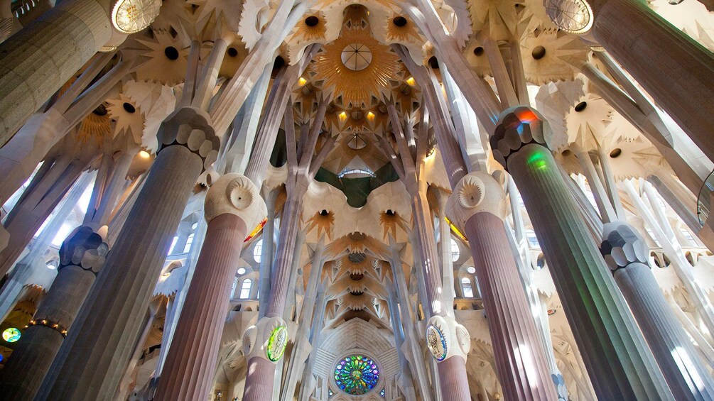 Foto 5 von 9 laden pillars and ceiling inside Sagrada Família church in Barcelona