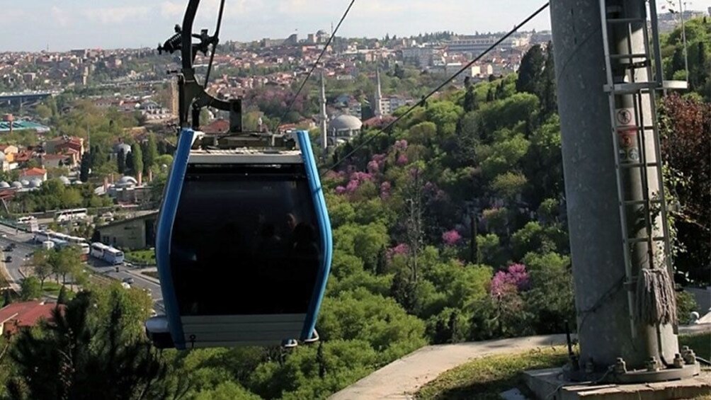 Carregar foto 4 de 5. An operating gondola in Turkey