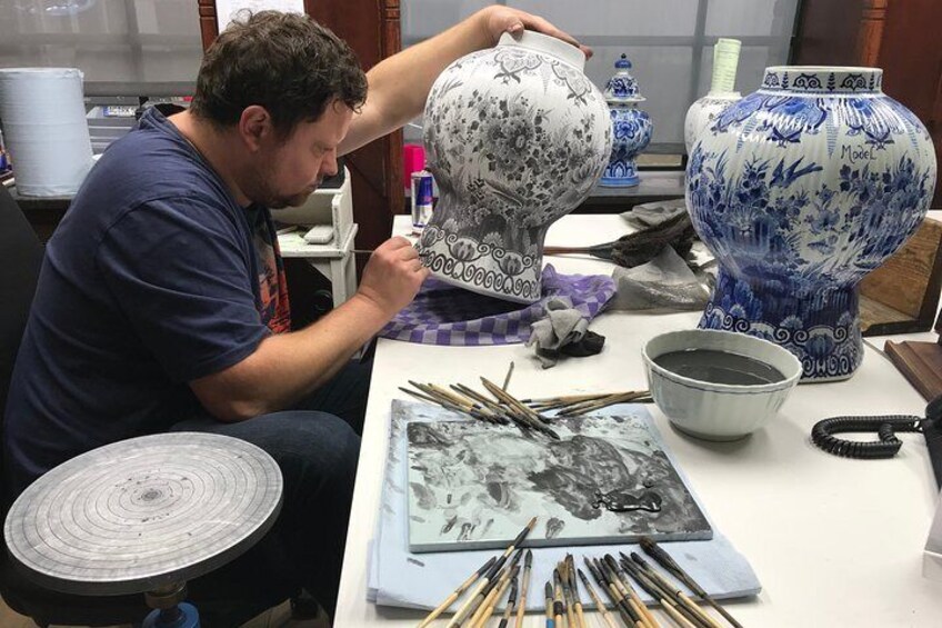 A tour at Delft Blue Studios and factory.